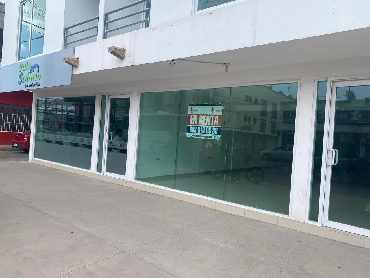 Local comercial en Renta en Calle Leyva en esquina.